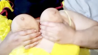 فلاحة بتقفش بزازها وتمص وتاخد الزب في طيزها