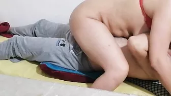 لبوة بتسكر وتمسك زب الزبون وتتناك بكل الاوضاع