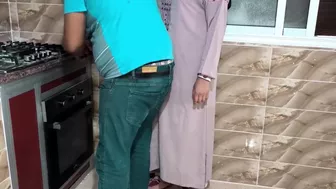 البواب دخل عليها المطبخ ونزل نيك في طيزها الكبيرة