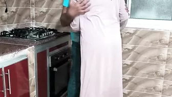 البواب دخل عليها المطبخ ونزل نيك في طيزها الكبيرة