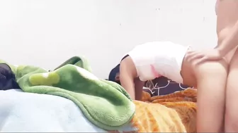 ممحونة بتخلي اخوها يصورها وهو بينيك طيزها على الواقف