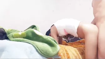 ممحونة بتخلي اخوها يصورها وهو بينيك طيزها على الواقف