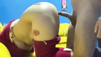 متناكة طيزها كبيرة بتتفشخ نيك خلفي على سريها