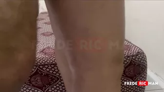 ممحونة بتقعد للزبون وتخليه يلعب في كسها وينيكها