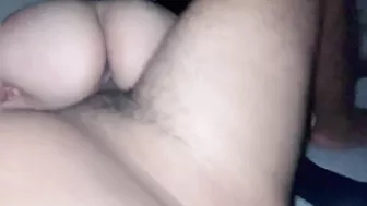 الشرموطة نازله على الزب بطيزها وتاخده كامل