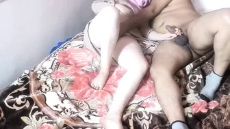 مصرية بتدلك زب صاحب جوزها وتنزل عليها بكسها الهيجان