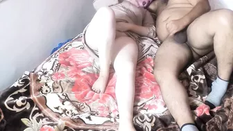 مصرية بتدلك زب صاحب جوزها وتنزل عليها بكسها الهيجان