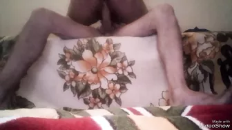 متناكة بتدخل على عشيقها وتركب زبه طول الليل وتتوجع