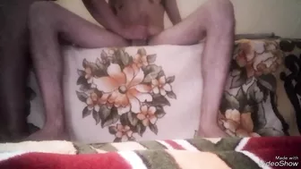 متناكة بتدخل على عشيقها وتركب زبه طول الليل وتتوجع