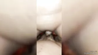 متناكة بتدخل على عشيقها وتركب زبه طول الليل وتتوجع