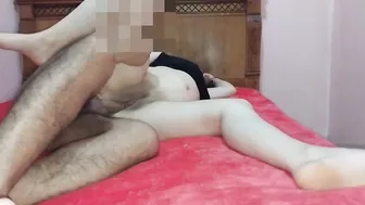 ابن عمها خدها على السرير ونازل نيك خلفي في طيزها