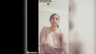 مزة مصرية بتعرض بزازها الكبيرة وتهيج حبيبها على جسمها