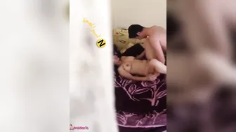 واخد حبيبته البيت وبينيكها على الكنبة ويصورها