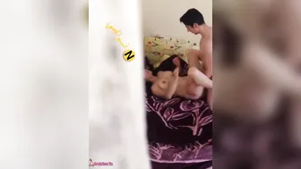 واخد حبيبته البيت وبينيكها على الكنبة ويصورها