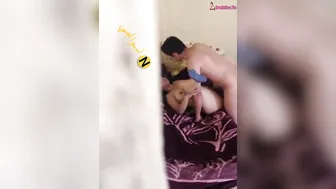 واخد حبيبته البيت وبينيكها على الكنبة ويصورها