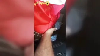 الواد بيتحرش بيها ويحسس على طيزها وهي سيباه براحته