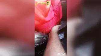 الواد بيتحرش بيها ويحسس على طيزها وهي سيباه براحته