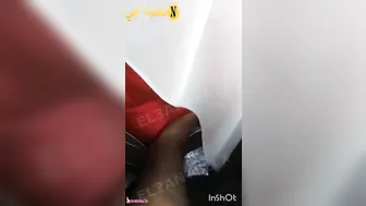الواد بيتحرش بيها ويحسس على طيزها وهي سيباه براحته
