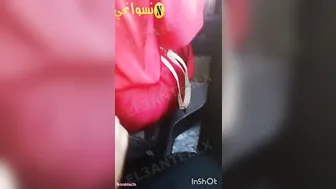 الواد بيتحرش بيها ويحسس على طيزها وهي سيباه براحته