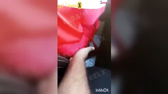 الواد بيتحرش بيها ويحسس على طيزها وهي سيباه براحته