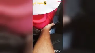 الواد بيتحرش بيها ويحسس على طيزها وهي سيباه براحته