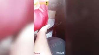 الواد بيتحرش بيها ويحسس على طيزها وهي سيباه براحته