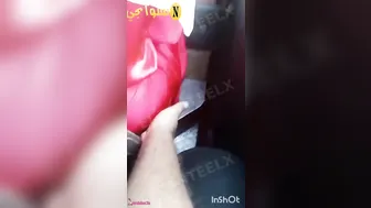 الواد بيتحرش بيها ويحسس على طيزها وهي سيباه براحته