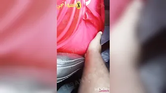 الواد بيتحرش بيها ويحسس على طيزها وهي سيباه براحته