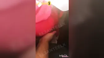 الواد بيتحرش بيها ويحسس على طيزها وهي سيباه براحته