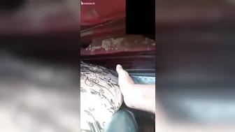 شاب بيهيج على طيز مربربة ويتحرش بيها في العربية