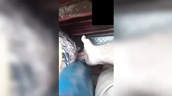 شاب بيهيج على طيز مربربة ويتحرش بيها في العربية