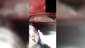 شاب بيهيج على طيز مربربة ويتحرش بيها في العربية