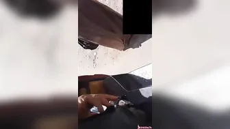 شاب بيهيج على طيز مربربة ويتحرش بيها في العربية