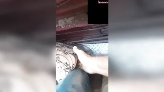 شاب بيهيج على طيز مربربة ويتحرش بيها في العربية