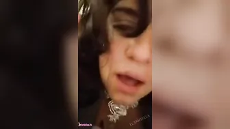 مزة مصرية بتعرض بزازها وتمص الزب وتقعد عليه