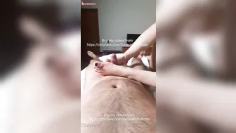 لبوة مصرية نازله تدليك في زب حبيبها على سرير الفندق