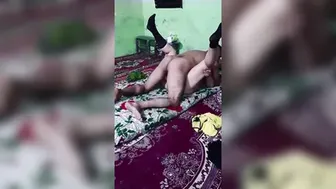 المتناكة رفعاله رجليها على الاخر وهو مش راحم كسها نيك