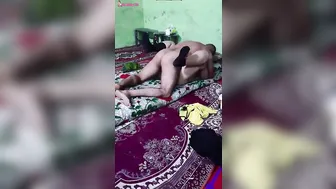 المتناكة رفعاله رجليها على الاخر وهو مش راحم كسها نيك