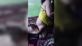 المتناكة رفعاله رجليها على الاخر وهو مش راحم كسها نيك