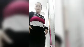 فرسه طيزها طريه مطلعه البزاز لحبيبها وتقفش وتدلع