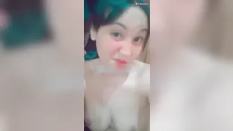 بنوته كيوت واقفه لحبيبها وتقفش في بزازها وتدلع