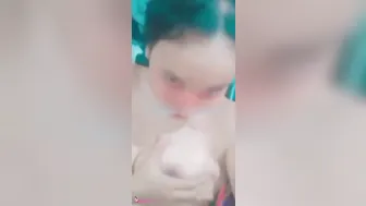 بنوته كيوت واقفه لحبيبها وتقفش في بزازها وتدلع