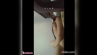 بنوتة مصرية واقفه تعرض بزازها وتقفشهم وتلحس بلسانها