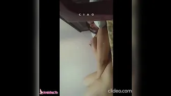 بنوتة مصرية واقفه تعرض بزازها وتقفشهم وتلحس بلسانها