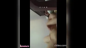 بنوتة مصرية واقفه تعرض بزازها وتقفشهم وتلحس بلسانها