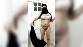 البت واقفه تصور النودز وتلعب في كسها وبزازها الكبيرة