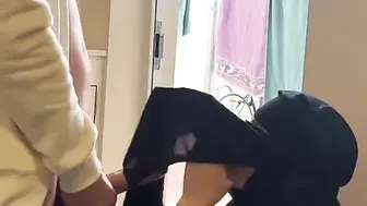 لبوة مصرية بترفع النقاب وتمسك الزب تمصه زي المحرومة