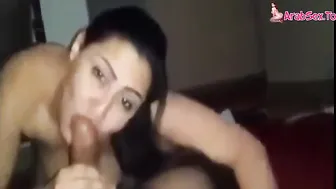 خليجية جميلة بتمص الزب زي المحرومة وتبلعه في كسها
