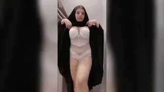 سعودية بتصور بزازها الكبيرة لحبيبها وتعرض جسمها