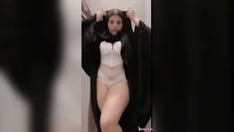 سعودية بتصور بزازها الكبيرة لحبيبها وتعرض جسمها